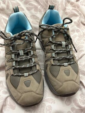 Women’s Fitville Hiking Boots never worn size 9